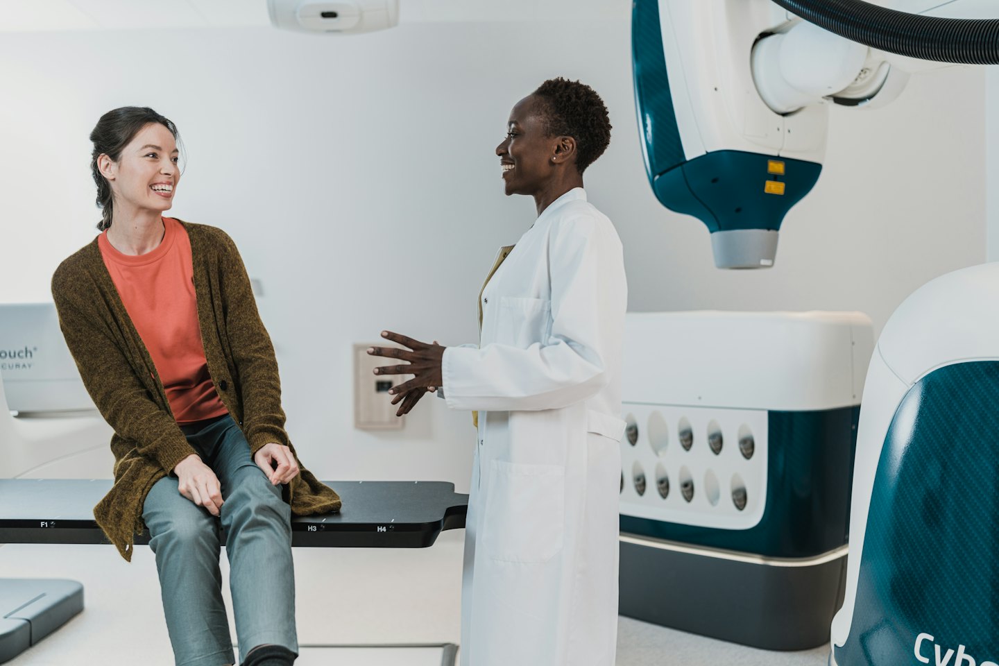 Läkare diskuterar med patient på en klinik.